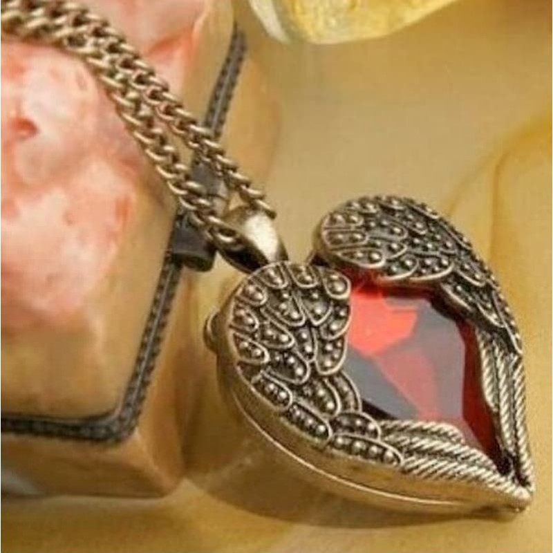 Collar de bronce envejecido con cristal de color rojo y diseño corazón