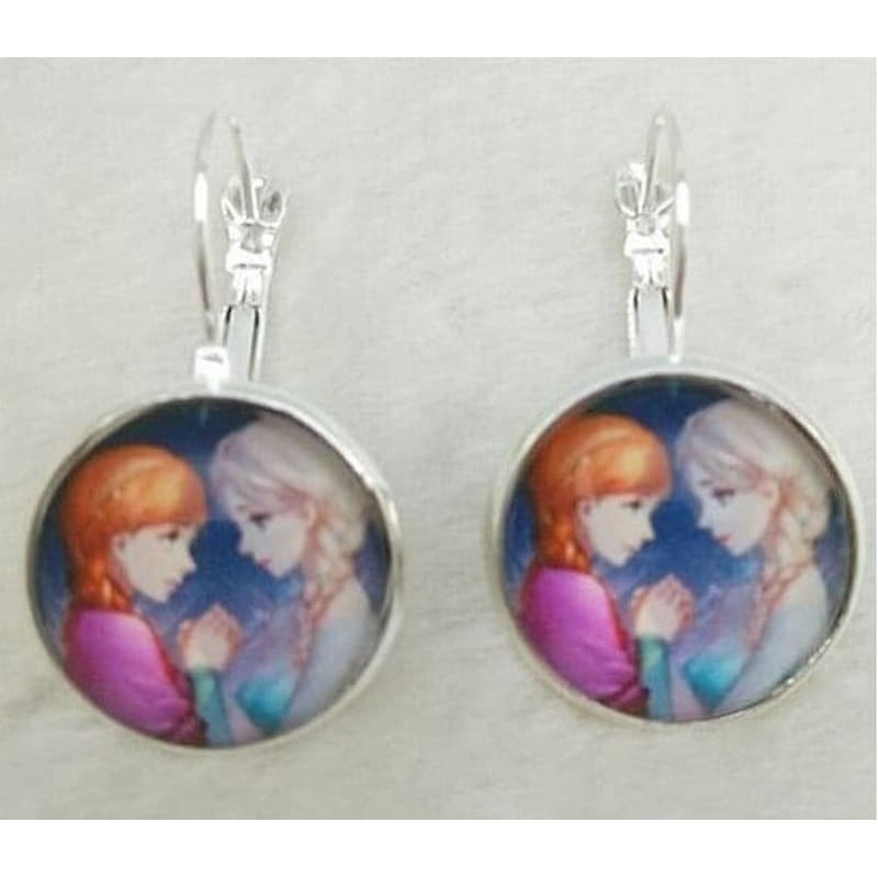 Pendientes redondos chapados en plata con diseño de famosa película infantil