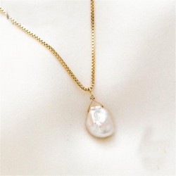 Collar con cadena acabada en oro de 9k y colgante de perla blanca barroca