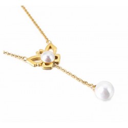 Collar con cadena dorada diseñado con una mariposa y una perla blanca colgante
