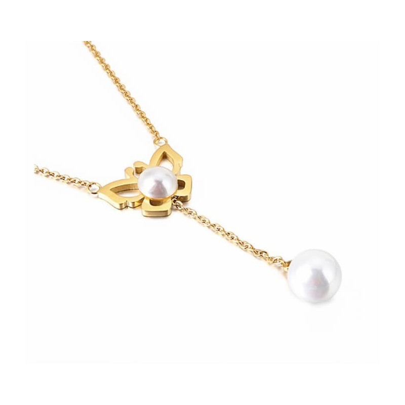 Collar con cadena dorada diseñado con una mariposa y una perla blanca colgante