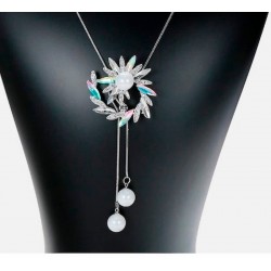 Delicado collar para mujer con tres perlas y colgante de flores con coloridas circonias