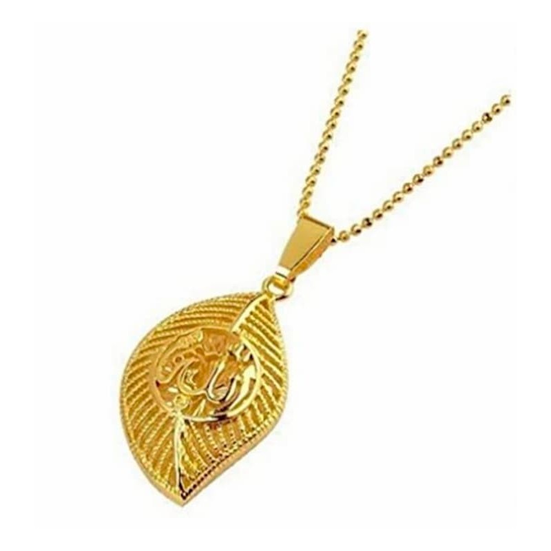 Collar islámico diseñado con un a hoja dorada y cadena chapada en oro 18k