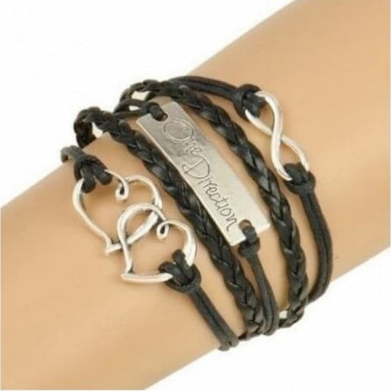 Pulsera de cuero negro con detalle central de dos corazones entrelazados en acero inoxidable pulido.