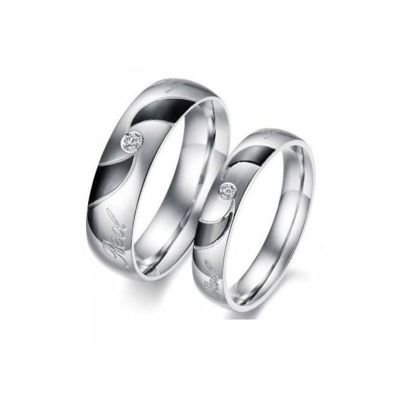 Anillo de acero de titanio para compromiso con banda central plateada, bordes negros y cristal blanco.