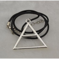 Collar cordón con colgante de acero inoxidable triangular