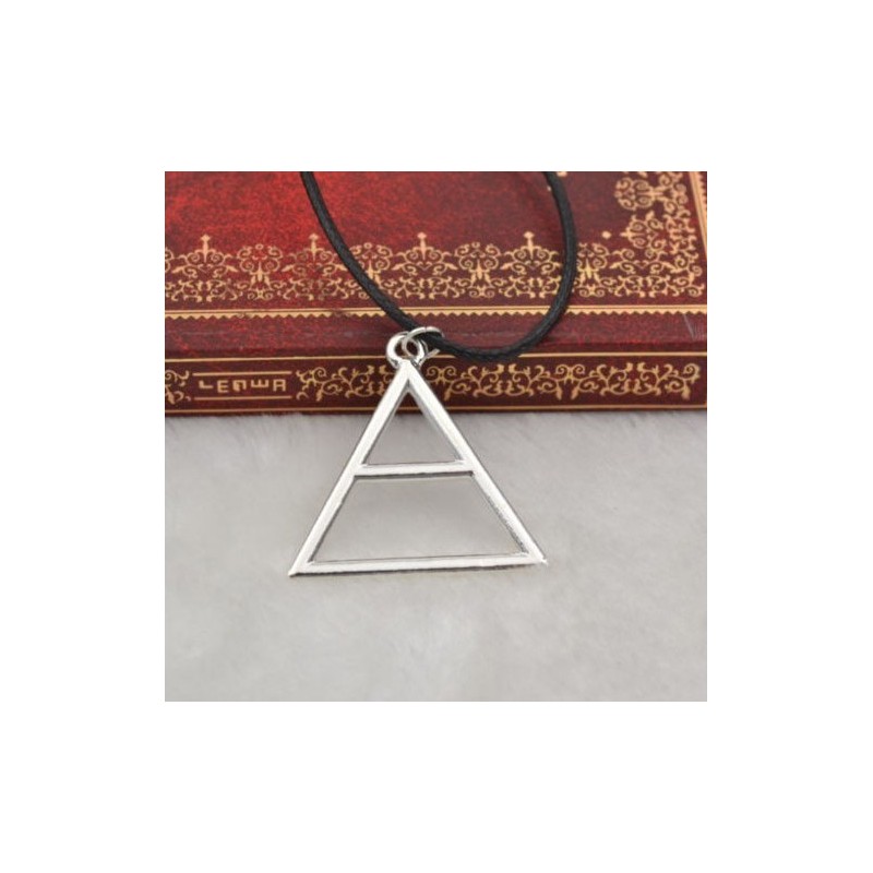 Collar cordón con colgante de acero inoxidable triangular