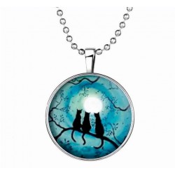 Cadena collar chapada en plata con colgante redondo con tres siluetas de gatos
