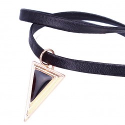 Collar de cordón de piel con colgante de triángulo