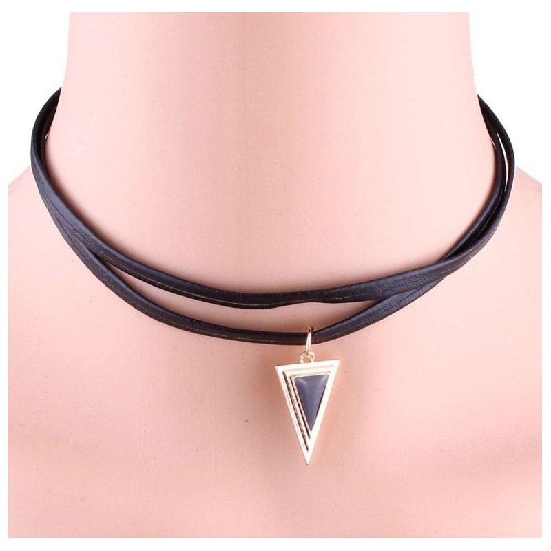 Collar de cordón de piel con colgante de triángulo