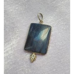 Colgante de acero bañado en plata con piedra color lapislázuli