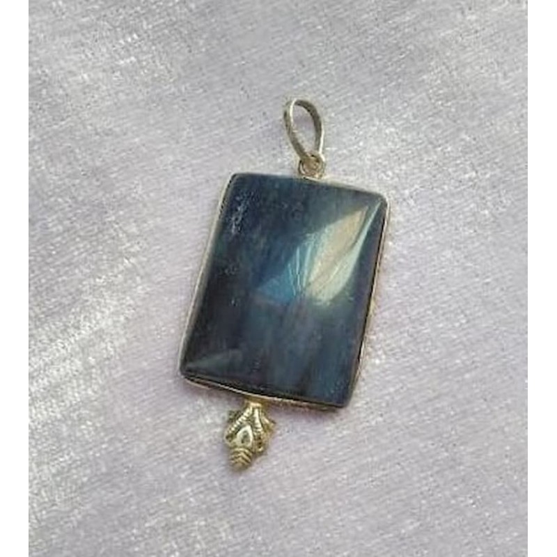 Colgante de acero bañado en plata con piedra color lapislázuli