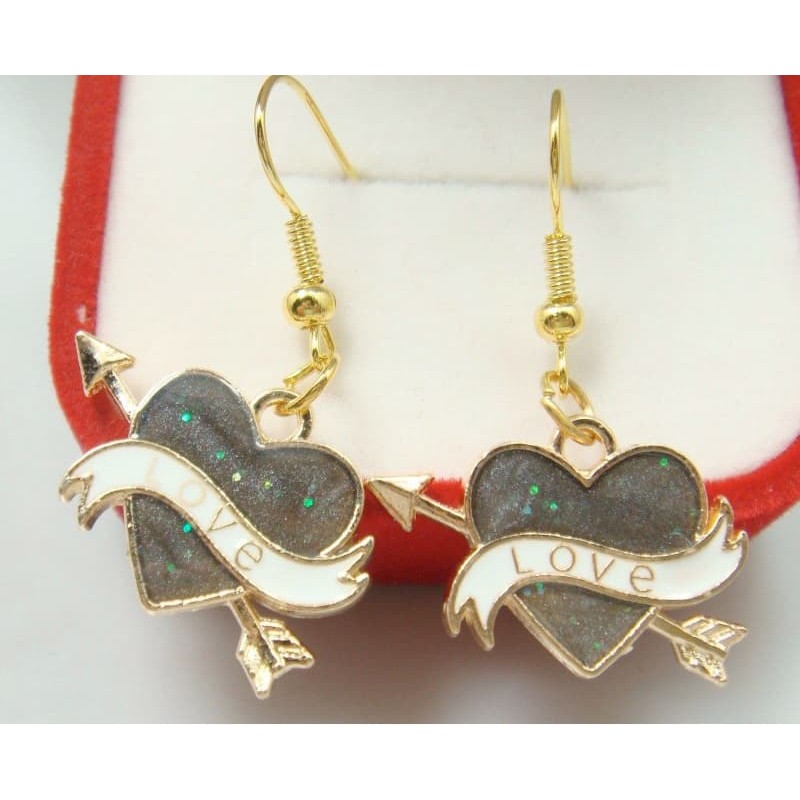 Pendientes de acero acabados en oro con esmaltado color gris y la inscripción Love
