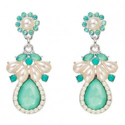 Pendientes de acero chapados en plata diseñados con piedras de color verde y perlas blancas