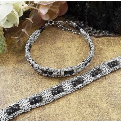 Pulsera de metal grabado con piedras rectangulares en color rojo o negro