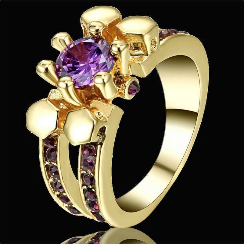 Anillo de mujer chapado en oro de 14 quilates con gema central color amatista púrpura.