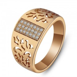 Anillo de acero chapado en oro con cristal blanco en talla 19