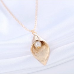 Cadena con colgante chapado en oro y perla de color blanco