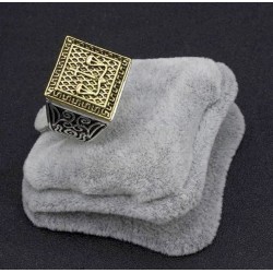 Anillo de aceero inoxidable para hombres diseñado con el signo de la justicia