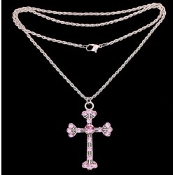 Collar de acero bañado en plata diseñado con cruz y piedras de color rosa