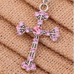 Collar de acero bañado en plata diseñado con cruz y piedras de color rosa