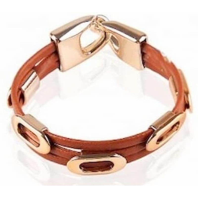 Pulsera para mujer de polipiel color marrón claro con detalles de hebillas de acero inoxidable en color dorado.