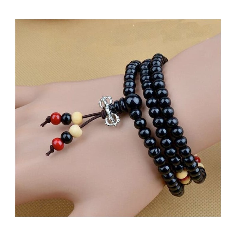Brazalete para mujer compuesto por cuentas de madera de sándalo natural con sistema ajustable.