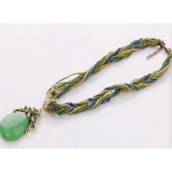 Distinguido Collar con colgante con gran piedra de color verde y cristales amarillos