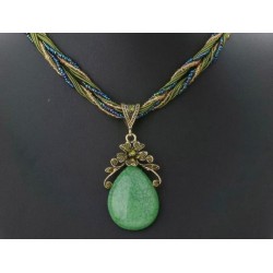 Distinguido Collar con colgante con gran piedra de color verde y cristales amarillos