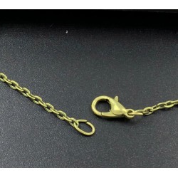Collar redondo de bronce envejecido con figura de gato y cadena de 50 cm de largo