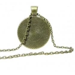 Collar redondo de bronce envejecido con figura de gato y cadena de 50 cm de largo