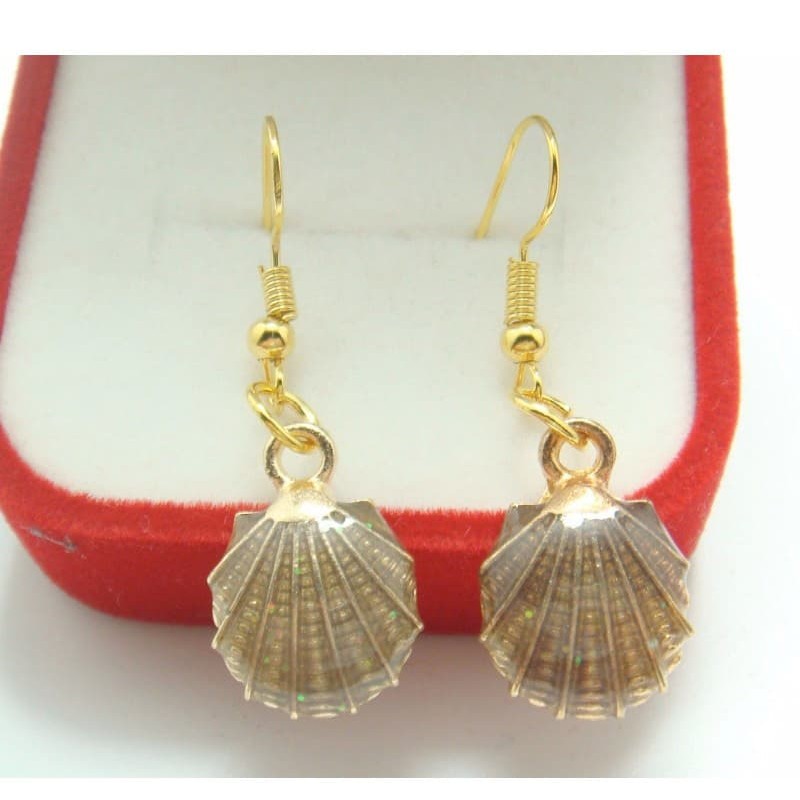 Pendientes largos dorados con esmalte diseño concha marina (sin caja)