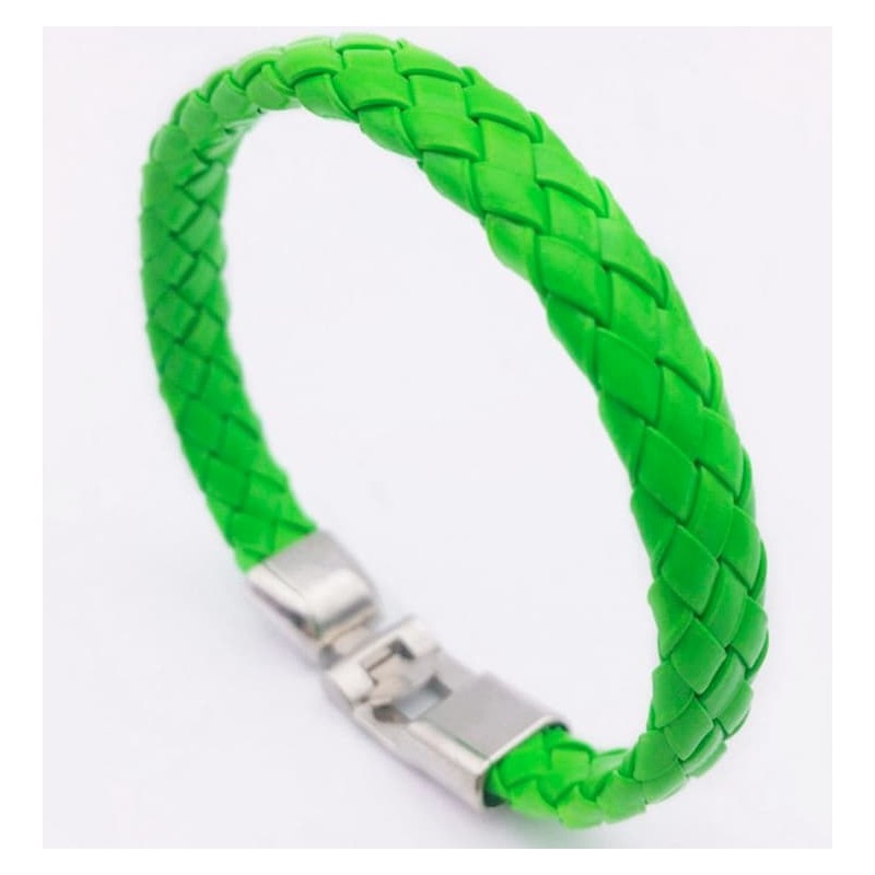 Brazalete ancho de textura símil piel en color verde esmeralda con acabado brillante y cierre seguro.