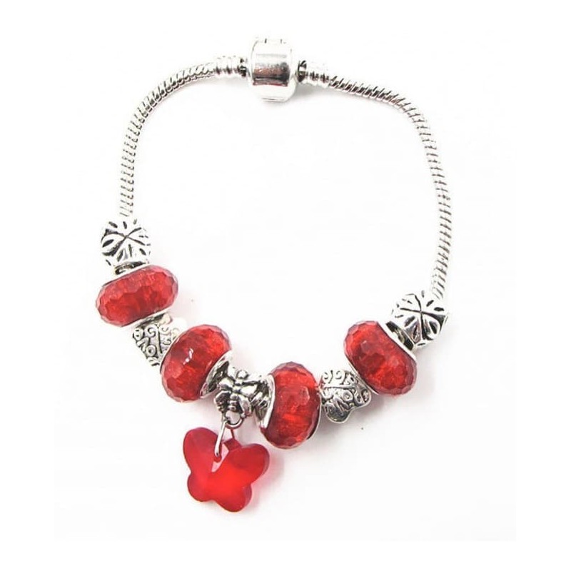 Pulsera de cadena plateada con colgantes de abalorios de cristal facetado en color rojo intenso.