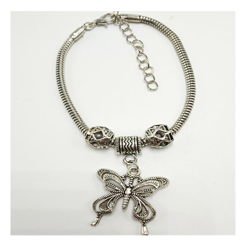 Pulsera de cadena de acero con acabado de plata envejecida y un colgante detallado en forma de mariposa.