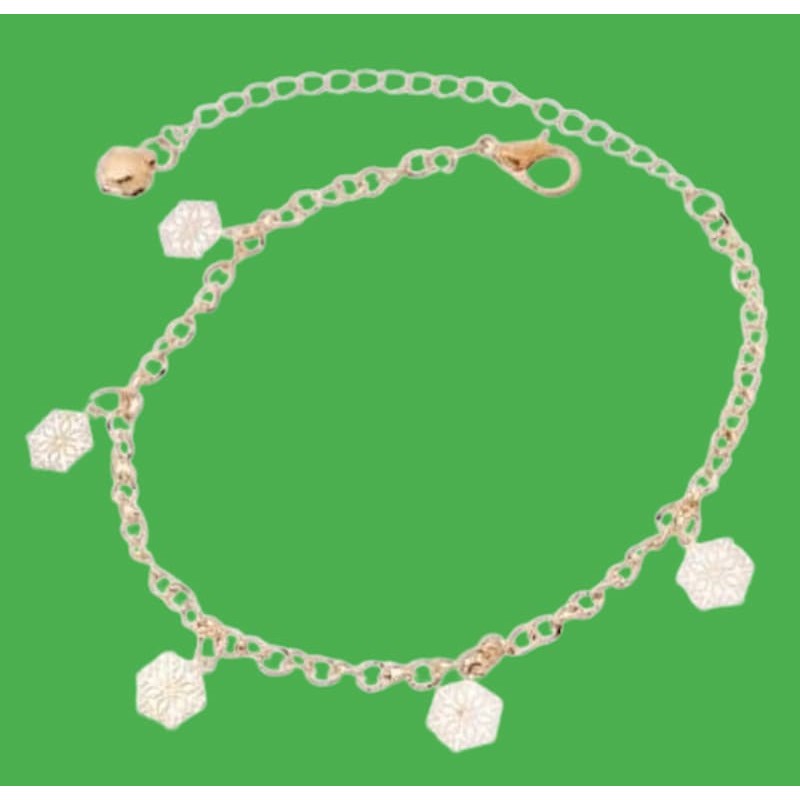 Tobillera de cadena fina de acero dorado con pequeños abalorios esféricos distribuidos de forma uniforme.