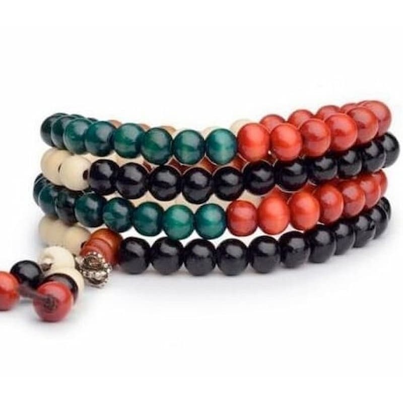Collar tipo mala budista con cuentas redondas de diversos colores que puede usarse también como pulsera multi-vuelta.