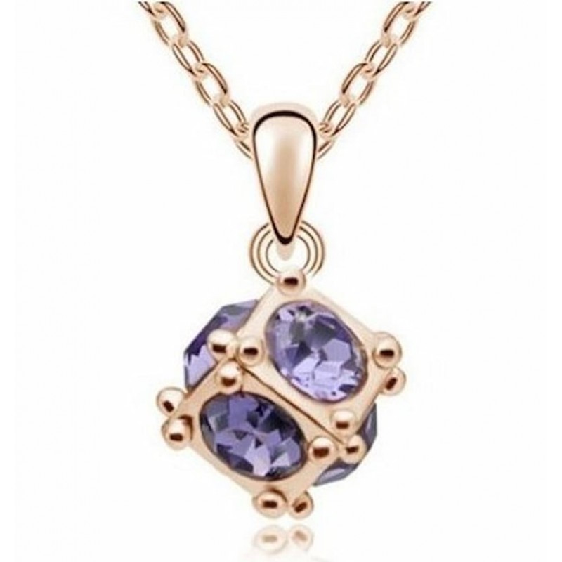 Collar de acero bañado en oro con colgante de cubo y piedra de color lila