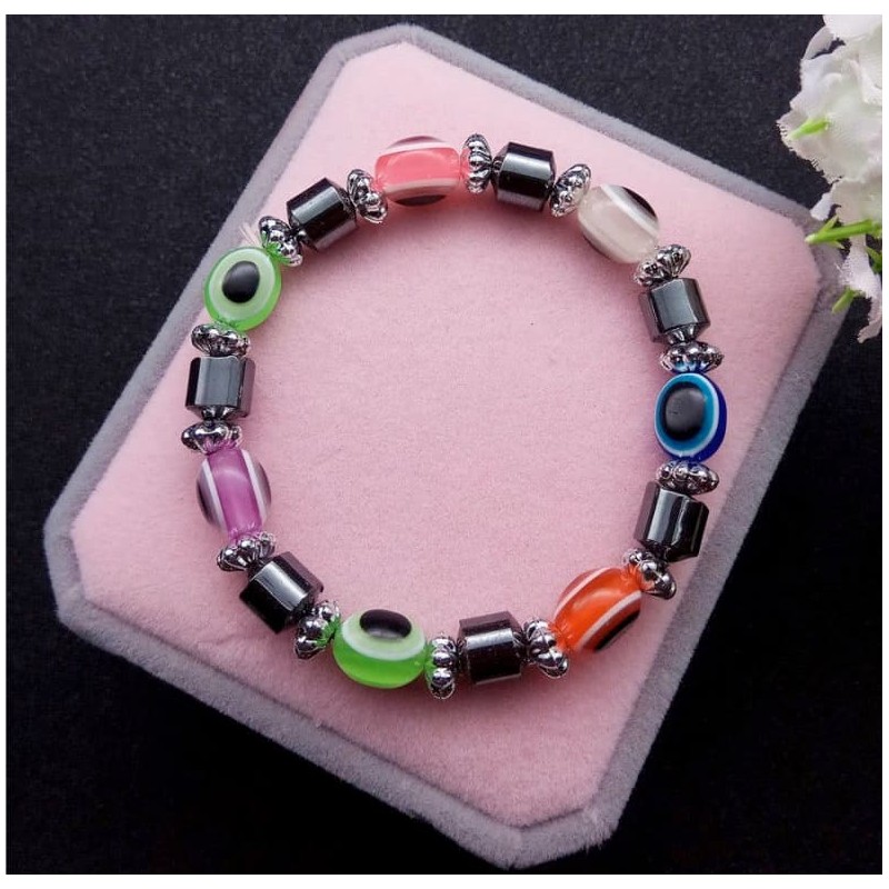 Pulsera elástica compuesta por cuentas esféricas de diversos colores vibrantes con acabado pulido.