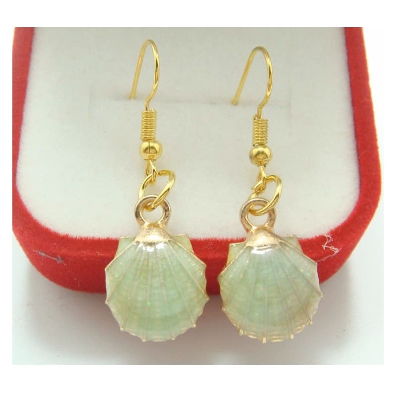Pendientes con ganchos chapados en oro diseñados con forma de concha de mar (sin caja)