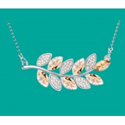 Collar brillante de mujer...