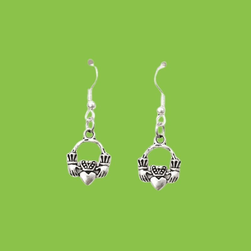 Pendientes para mujer diseño Claddagh con corazones bañados en plata