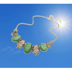 Collar con piedras de mujer...