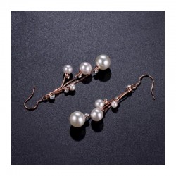 Pendientes largos acabado oro rosa con perlas blancas de fantasía
