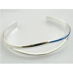Brazalete liso de acero acabado en plata diseño abierto y rígido