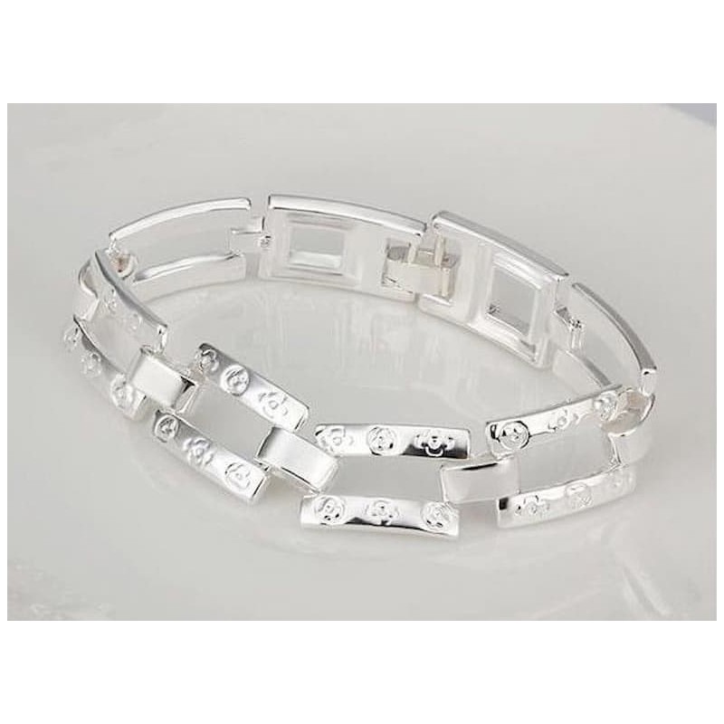 Pulsera de cadena con eslabones clásicos para mujer fabricada en acero inoxidable plateado con cierre de mosquetón.