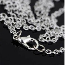 Collar de mujer chapado en plata diseñado con una corona y piedras de cristal de varios colores y tamaños