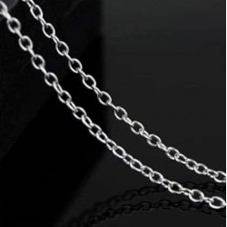 Collar de mujer chapado en plata diseñado con una corona y piedras de cristal de varios colores y tamaños