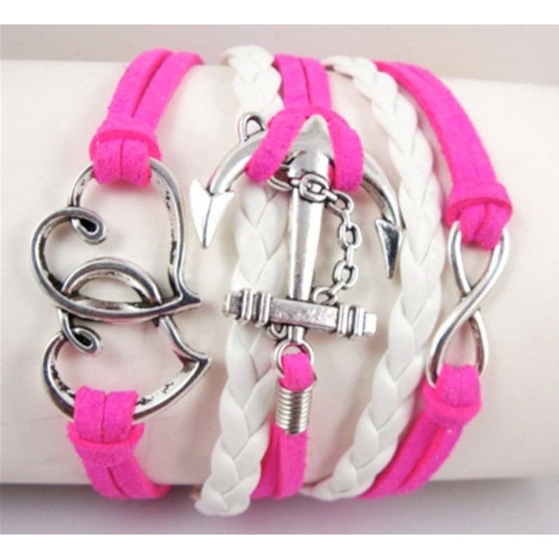 Pulsera de cordón de piel con charms metálicos en forma de ancla y corazón entrelazados.