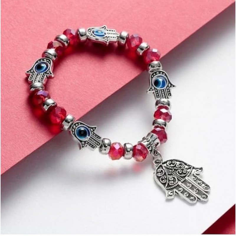Pulsera de cadena de acero plateado con un amuleto de la Mano de Fátima y un detalle de cristal en color rojo intenso.